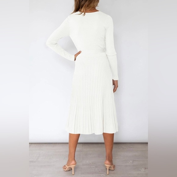 WOMEN’S white knit wrap dress with pleats M NWOT - Picture 3 of 10